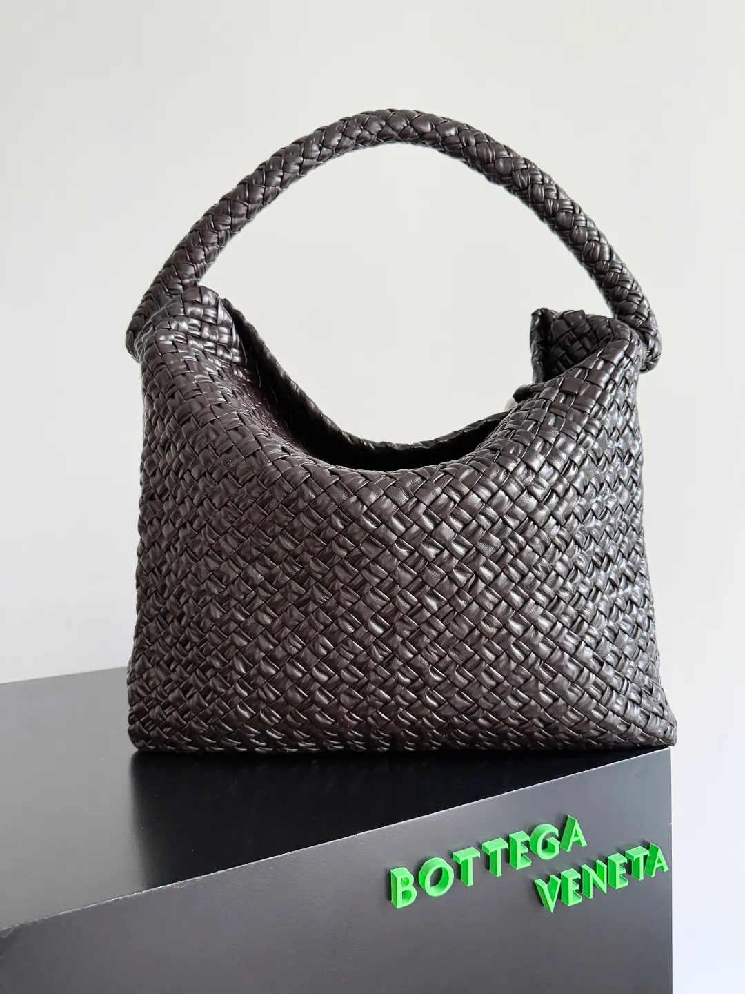 Batch 5760 BOTTEGA VENETA new product large Tosca Baci Baci means Kiss in Italian. Different from the previous Tosca style, this time the entire handbag presents a triangular shape design, and the handle is also designed with a single handle. The delicateness of each stitch of the craftsman's weaving, and the warmth of the handwork are like freshly baked bread! This is a bag that only experienced craftsmen can weave. The lightweight material and large capacity make it easy to carry whether you are an office worker or a student party😍Not only that, this bag is full of fashion, making you the center of attention whether it is a daily outing or an important occasion👀 Style number: 765373 Size: 46*34.5*13.5cm